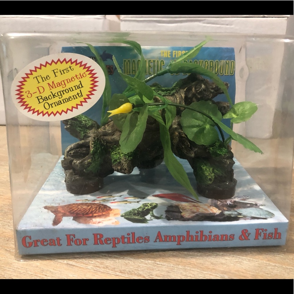 Magnetic fish/reptile tank ornament
